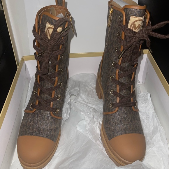 Michael Kors Size 9 women’s Corey Logo Combat Boot. Practically New! See photos. - Picture 3 of 7